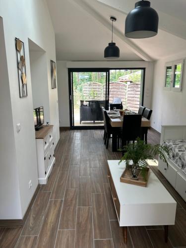 un salon avec une table et une salle à manger dans l'établissement maison de la plage et du golf, à Moliets-et-Maa