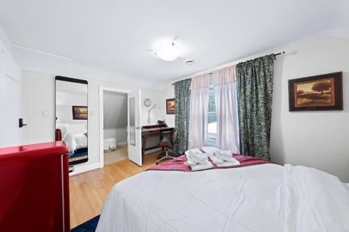 מיטה או מיטות בחדר ב-Modern Queen bedroom, Office essentials, Wi-Fi