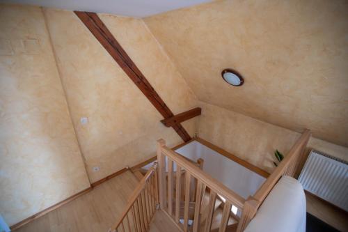 una vista sul soffitto di una scala in una casa di Aux Cerfs des Vignes - Groupe a Scherwiller
