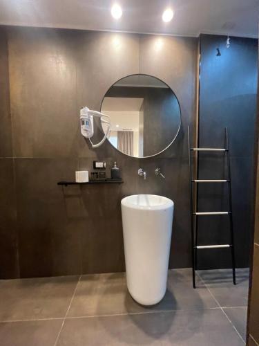 Koupelna v ubytování Namuri Luxury Rooms