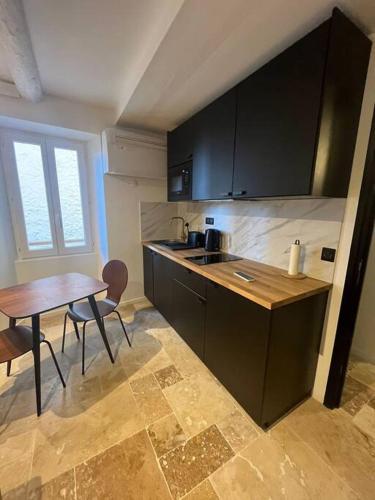 - une cuisine avec une table, une table et des chaises dans l'établissement MORINGA - New unit for 2 AC close to beach, à Antibes