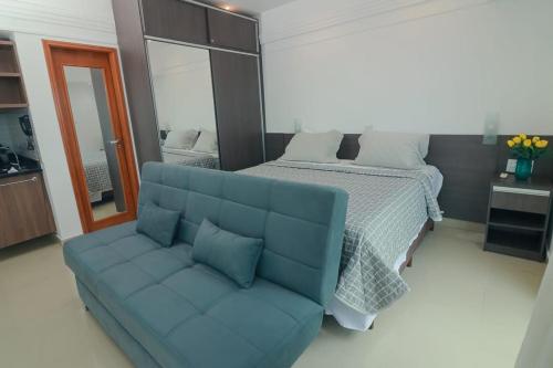 uma sala de estar com um sofá e uma cama em Tropical Executive N 905 em Manaus