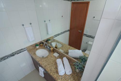 uma casa de banho com um lavatório e um espelho em Tropical Executive N 905 em Manaus