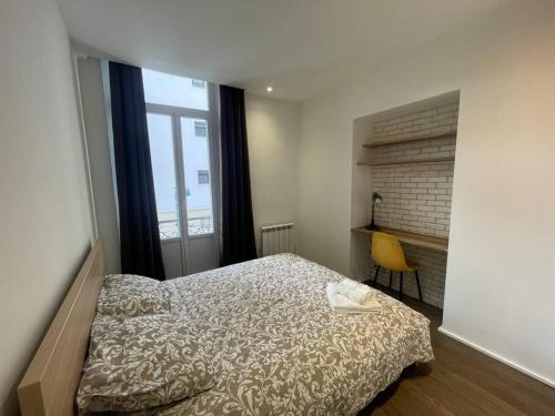 um quarto com uma cama e uma janela em Cannes Banane - Appartement 2P em Cannes