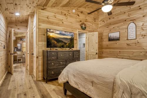 Voodi või voodid majutusasutuse Nightingales Bungalow- Pickleball Court, Creek, WIFI, Mountain Views, Starting at 79" toas