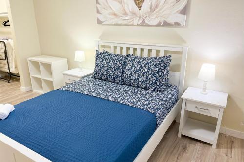 1 dormitorio con 1 cama azul y 2 mesitas de noche en Sunny Isles Apartments by MiaRentals, en Miami Beach