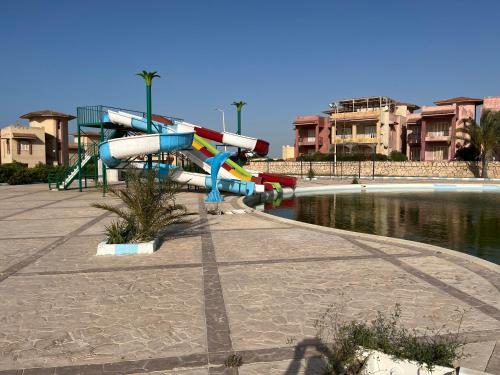 een waterglijbaan in een park naast een rivier bij Luxury Inn: 3BR Villa in North Coast Area 61 Km in Dawwār ‘Abd Allāh