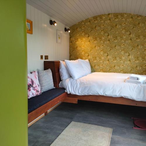 Postel nebo postele na pokoji v ubytování DANÚ Shepherd's Hut
