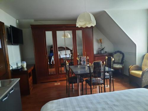 um quarto com uma mesa, cadeiras e uma cama em Logies em Knokke-Heist