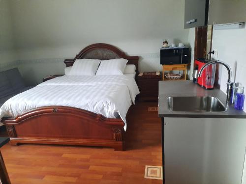 een keuken met een bed en een wastafel in een kamer bij Logies in Knokke-Heist