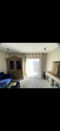 un salon avec un lit et une fenêtre dans l'établissement Appartement T2 au calme, à Toulon