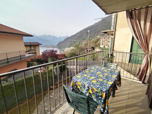 a table and chairs on a balcony with a view at Little Country House in Bellano
