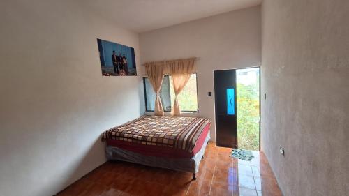 聖佩德羅拉古納的住宿－Casa Cortez，一间位于客房角落的带一张床的房间