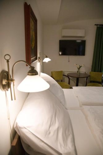 Una cama o camas en una habitación de Old Prague House
