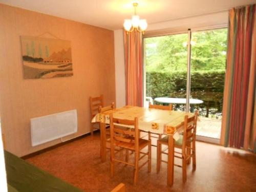 une salle à manger avec une table et des chaises et une fenêtre dans l'établissement Résidence Hameau Du - Appartement 4 personnes à 700m du centre MAE-6304, à Vielle-Aure