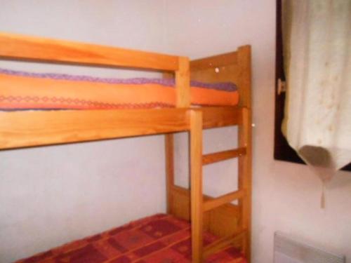 Ce lit superposé se trouve dans un dortoir avec une échelle. dans l'établissement Résidence Hameau Du - Appartement 4 personnes à 700m du centre MAE-6304, à Vielle-Aure