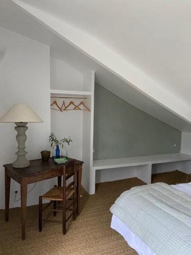 Cama o camas de una habitación en chambre d'hôte château de transières