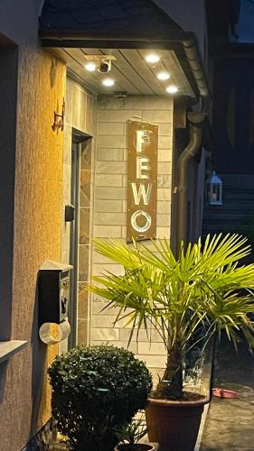 a sign on the side of a building with plants at Ferienwohnung am Chursbach in Callenberg