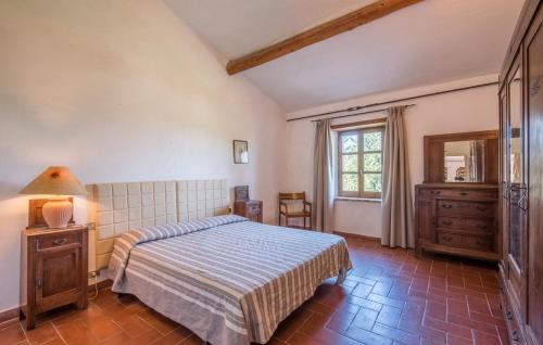 a bedroom with a bed and a dresser and a window at Agriturismo Materno in Radicondoli