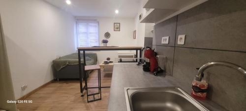 une cuisine avec un évier et un plan de travail dans l'établissement Studio Petit Battant Wifi Supercentre Très calme, à Besançon