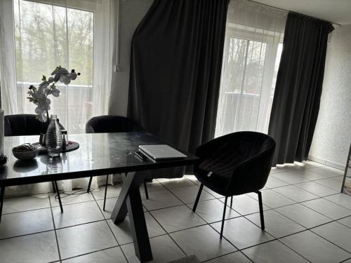 - une salle à manger avec une table, des chaises et des fenêtres dans l'établissement Maisonette Wohnung in Bergheim:, à Bergheim