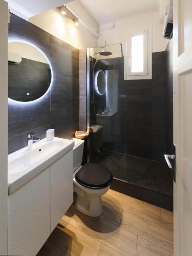 une salle de bain avec toilettes, lavabo et douche dans l'établissement Luciana Cannes avec parking - proximité centre croisette -gare -plage, à Cannes