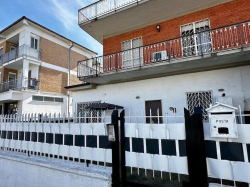 a black and white fence in front of a building at Casa via Appia Scauri - luminosa, grande a 250 m dal mare e dalla stazione ferroviaria in Scauri