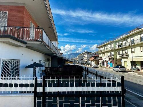 a building with an umbrella on the side of a street at Casa via Appia Scauri - luminosa, grande a 250 m dal mare e dalla stazione ferroviaria in Scauri