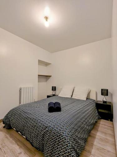 - une chambre dotée d'un lit avec une paire de chaussures dans l'établissement Nationale 7, route des vacances, à Le Coteau