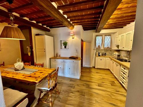 een keuken met een houten tafel en een houten vloer bij Casa di Nonno Gio' - Tuscan ToBe in Santa Fiora