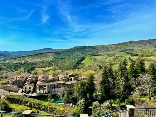 een dorp in de heuvels met bergen op de achtergrond bij Casa di Nonno Gio' - Tuscan ToBe in Santa Fiora