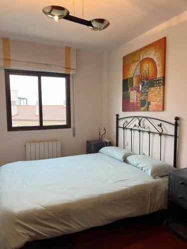 sypialnia z łóżkiem i obrazem na ścianie w obiekcie MYM Vivienda Ávila, buena situación. VUT-AV-00805 w mieście Avila
