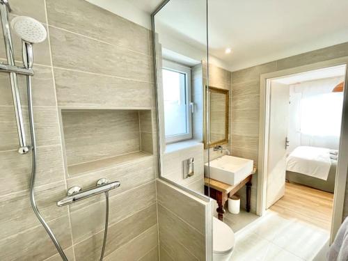 een badkamer met een douche, een toilet en een wastafel bij Maison individuelle 100 m2, jardin et parking privé in Colmar