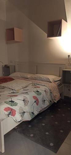 - un lit avec une couette dans une chambre dans l'établissement Casa Antonella, à Ascoli Piceno