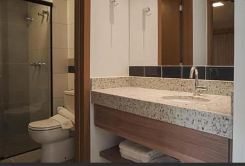 een badkamer met een wastafel, een toilet en een douche bij PRAIS DO LAGO ECO RESORT in Caldas Novas