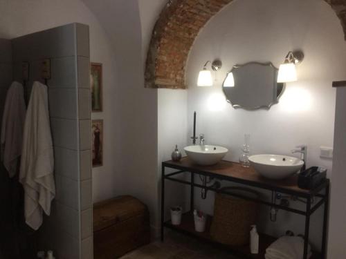 Baño con 2 lavabos y espejo en Casa Rural Rafaela 