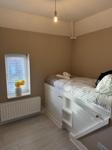 Ένα ή περισσότερα κρεβάτια σε δωμάτιο στο 3-Bed House Sleeps 5 Free Parking