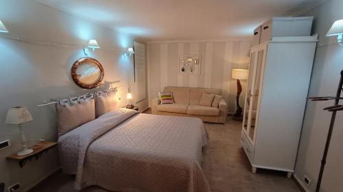 ein Hotelzimmer mit einem Bett und einem Stuhl in der Unterkunft In Battaglino in Cascina