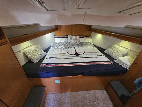 1 cama grande en medio de un barco en White Pearl en Constanza