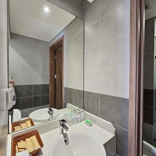 a bathroom with a sink and a mirror at Ecopark thành phố xanh in HÆ°ng YÃªn