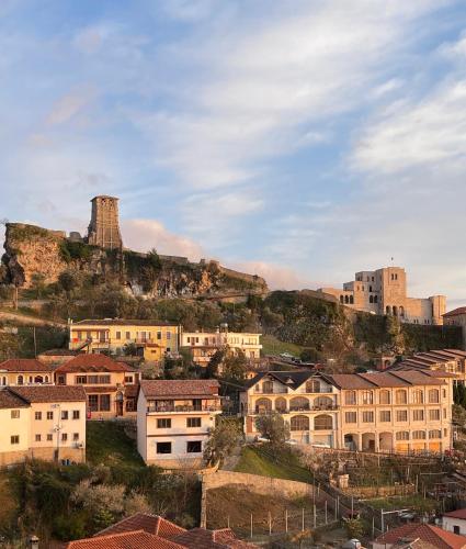 um grupo de edifícios no topo de uma colina em Pisha Panoramic Rooms em Krujë