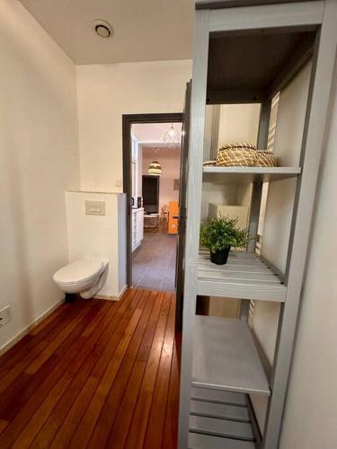 La salle de bains est pourvue de toilettes et d'un escalier. dans l'établissement ARAGO1 - Appartement Tours centre sur jardin, à Tours