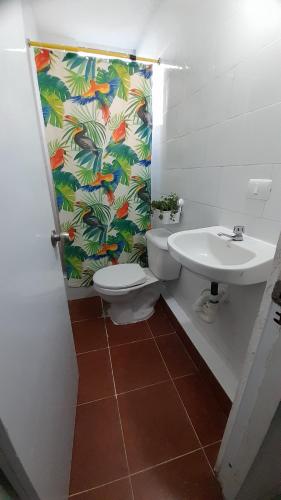 ein Bad mit einem WC und einem Waschbecken in der Unterkunft La Casa de la Manada in Santo Domingo
