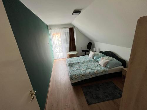 ボニャルツバシュにあるTalabér Vendégházの緑の壁、ベッド付きのベッドルーム1室