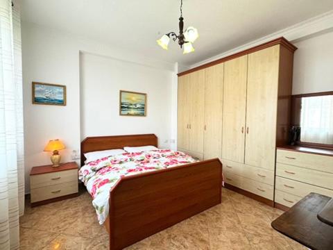 um quarto com uma cama e uma cómoda em Red by the sea em Golem