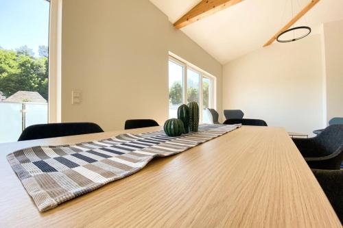 une salle de conférence avec une table et des chaises en bois dans l'établissement 320 Lux Furnished flat, à Beaufort