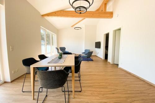 博福爾的住宿－320 Lux Furnished flat，一间带桌椅的用餐室