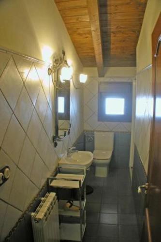 a small bathroom with two toilets and a sink at casa rural la pallisa in Peñarroya de Tastavins