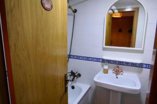 y baño con lavabo y espejo. en Can Vilà- Vall de Camprodon, en Vilallonga de Ter