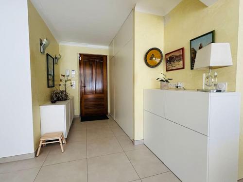 Cette chambre dispose d'un couloir avec un comptoir et une porte. dans l'établissement Villa au charme provençal avec piscine à St Paul, à Saint-Paul-de-Vence